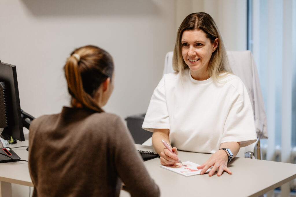 Gynäkologin im Gespräch mit einer Patientin während einer persönlichen medizinischen Beratung